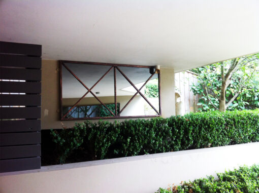 Simple outdoor mirror in iron Rivas Design