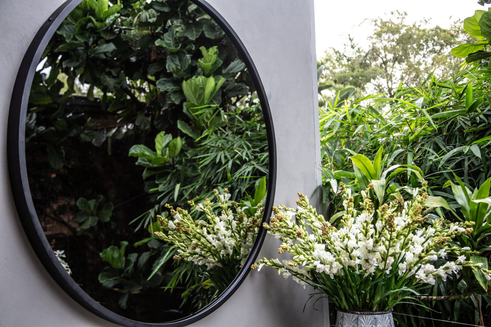 Circular mirror with vase 11