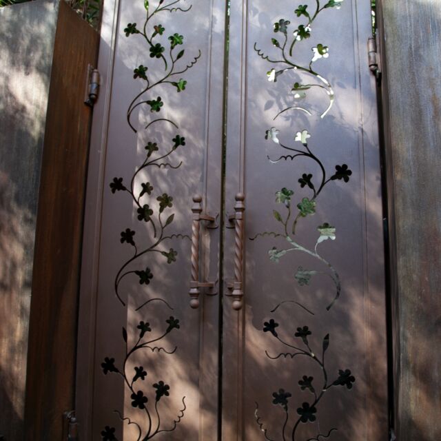 Laser cut gates in our  studio, successfully separate garden and workspace.
The Rivas design is based on a flowering mandevilla.#outdoordesign #australiandesign #gardenaccessories #gardendesign #welovestyle #outdoorstyle #lovelifeoutdoors #stylishaccessories #gorgeousgarden #exteriordesign #outdoorspace #landscapearchitecture #outdoorliving #australiandesigner #landscapedesign #gardeninspiration #gardensofinstagram #backyardinspo #outdoorproject#outdoormirrors