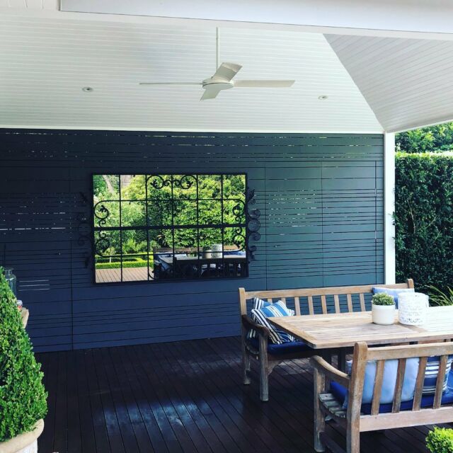 Everyone gets a fabulous garden view from this outdoor table.  #outdoormirror #outdoormirrorsbyrivasdesign  #outdoordesignsydney #outdoorlifestyleaustralia