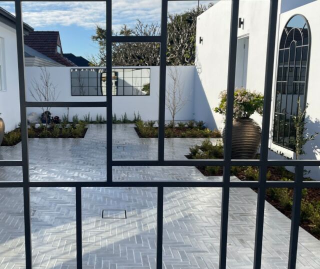 Styling oversized courtyards needed be hard. Outdoor mirrors as focal points are a great place to start.
#outdoormirrorssydney  #outdoor.mirrors_rivas.design #rivasdesignsydney #australiandesign #gardenaccessories #gardendesign #welovestyle #outdoorstyle #lovelifeoutdoors #stylishaccessories #gorgeousgardens